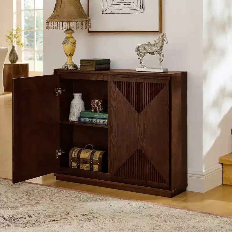 Mobile contenitore a V stile Mid-Century Modern, credenza a buffet stretta con fori per cavi, ante a coste e base in legno massello per soggiorno
