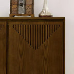 Mobile contenitore a V stile Mid-Century Modern, credenza a buffet stretta con fori per cavi, ante a coste e base in legno massello per soggiorno