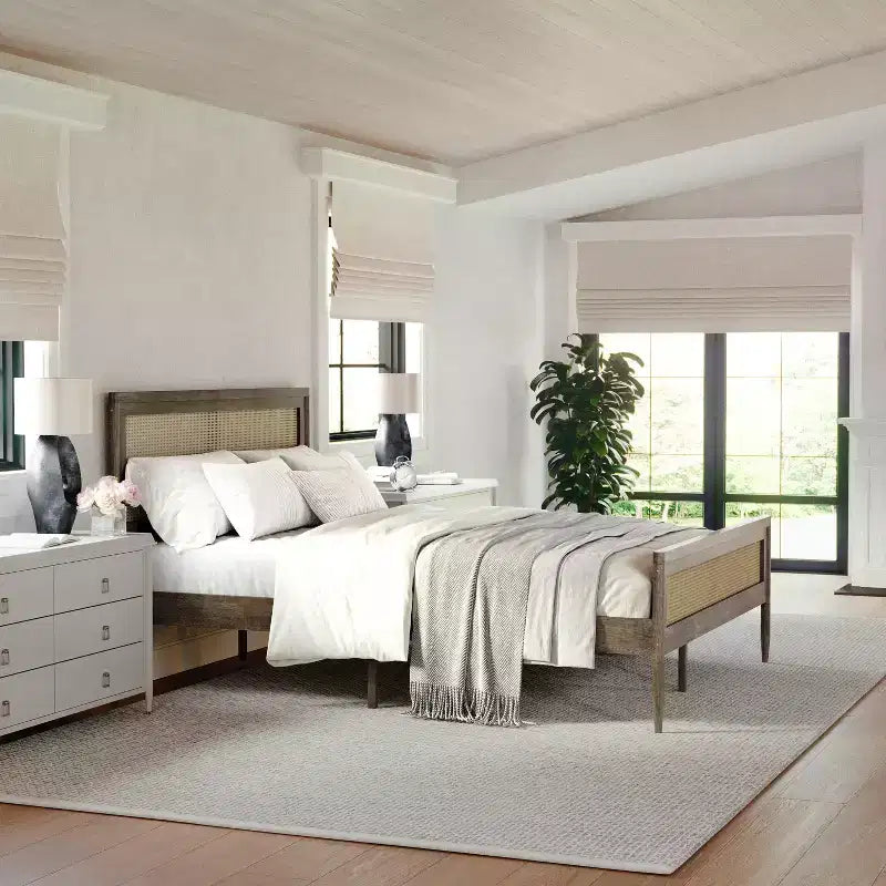 Letto a piattaforma Martha Stewart Jax in legno massello con testiera e pediera in rattan, non richiede rete a molle