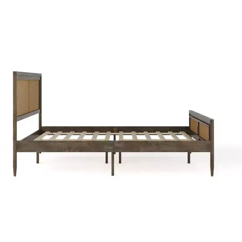 Letto a piattaforma Martha Stewart Jax in legno massello con testiera e pediera in rattan, non richiede rete a molle