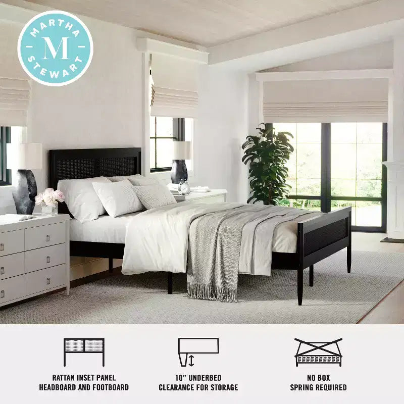 Letto a piattaforma Martha Stewart Jax in legno massello con testiera e pediera in rattan, non richiede rete a molle