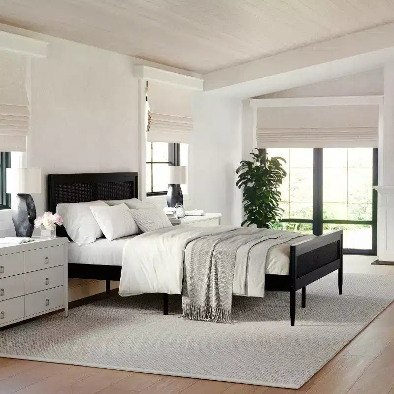 Letto a piattaforma Martha Stewart Jax in legno massello con testiera e pediera in rattan, non richiede rete a molle