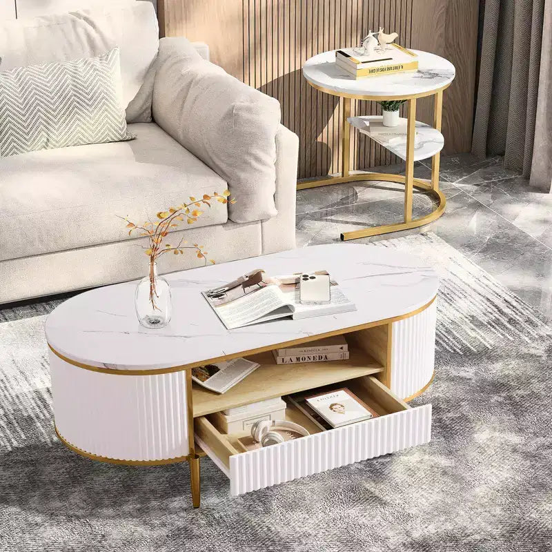 Tavolino da salotto moderno di lusso, ovale scanalato da 120 cm con cassetti scorrevoli e gambe in metallo dorato, piano in finto marmo, tavolo centrale minimalista per soggiorno