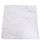 Tavolo da pranzo quadrato LeisureMod Bristol con ripiano in MDF effetto marmo bianco e base a piedistallo in acciaio bianco per cucina e sala da pranzo moderne