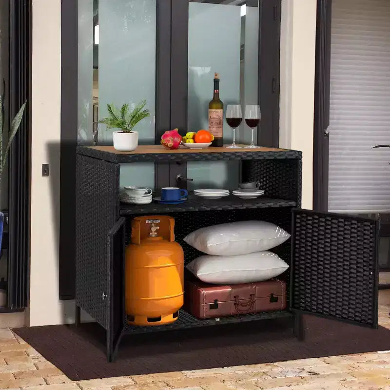 Mobiletto portaoggetti GustoWave in vimini per patio, mobiletto buffet da esterno impermeabile, tavolo da bar per patio con due ante e ripiani, credenza in vimini