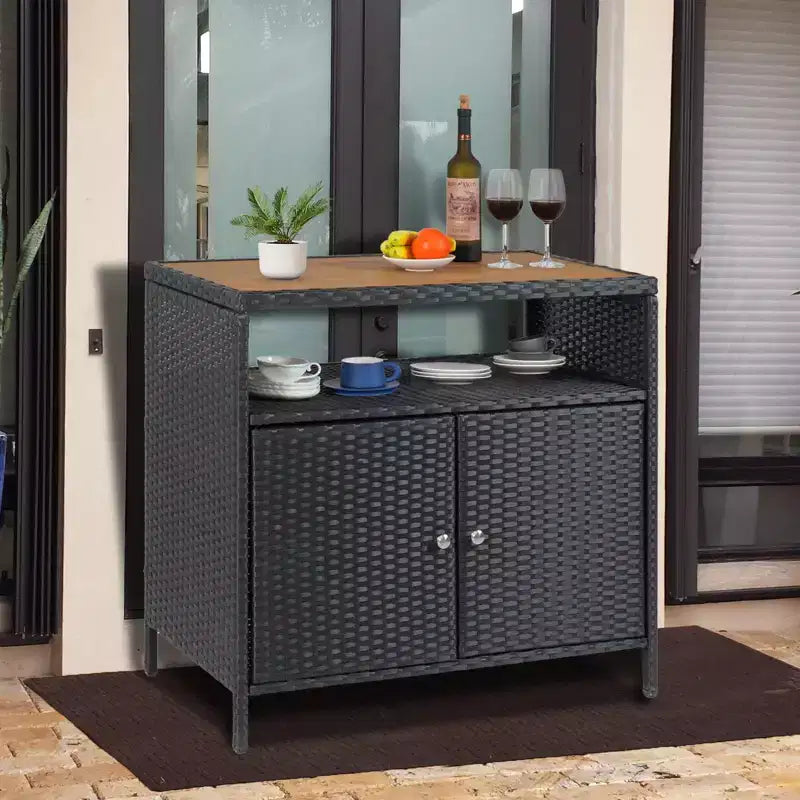Mobiletto portaoggetti GustoWave in vimini per patio, mobiletto buffet da esterno impermeabile, tavolo da bar per patio con due ante e ripiani, credenza in vimini