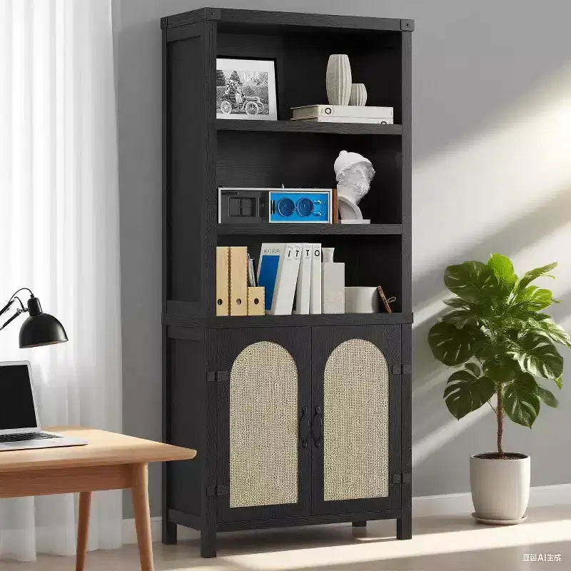 Libreria Alta a 5 Ripiani con Ante, Armadietto e Libreria per Soggiorno o Ufficio, Scaffali in Legno con Design in Rattan