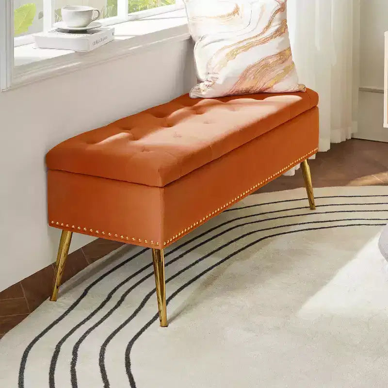 Panca contenitore Hippolytus con finiture borchiate e capitonné per la camera da letto | ART OF LIVING DESIGNS-NERO