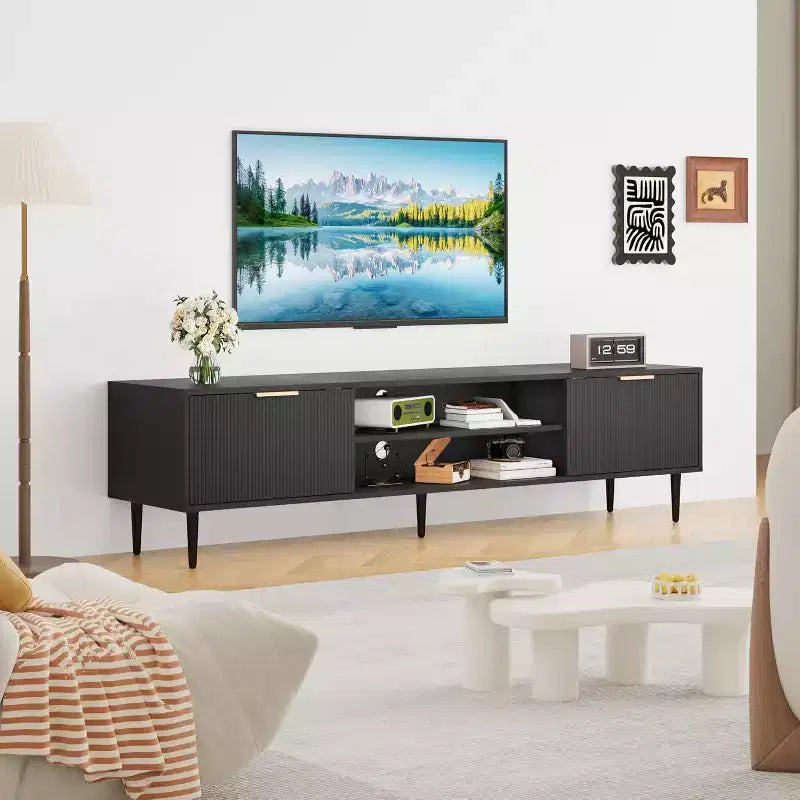 Mobile TV moderno COZONY con pannello scanalato e vani portaoggetti, Consolle per centro di intrattenimento per soggiorno