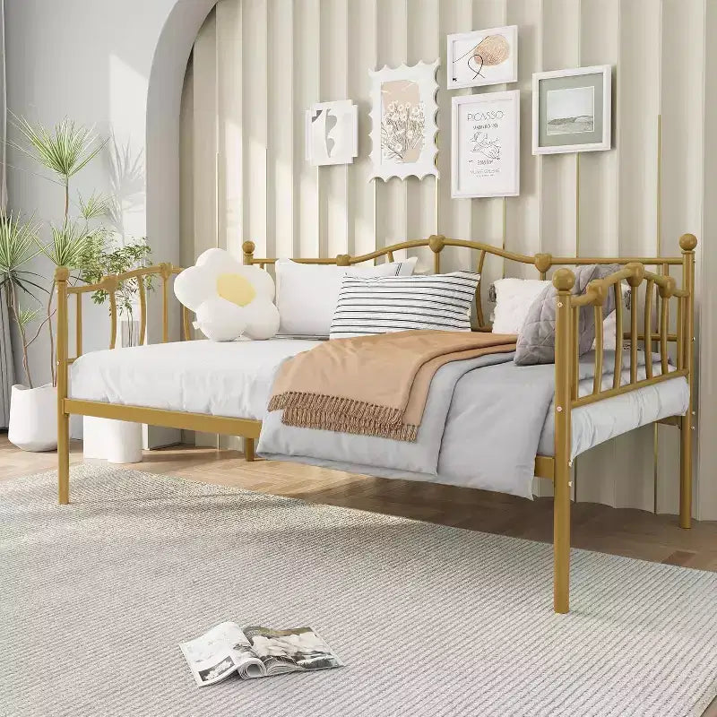 Struttura letto a giorno singola, divano letto in metallo con elegante testiera, robuste doghe in acciaio, salvaspazio per il soggiorno
