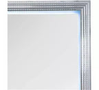 Specchio HomeStock liscio color argento con illuminazione a LED Elegante tocco moderno per camera da letto o tavolo da trucco
