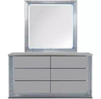 Specchio HomeStock liscio color argento con illuminazione a LED Elegante tocco moderno per camera da letto o tavolo da trucco