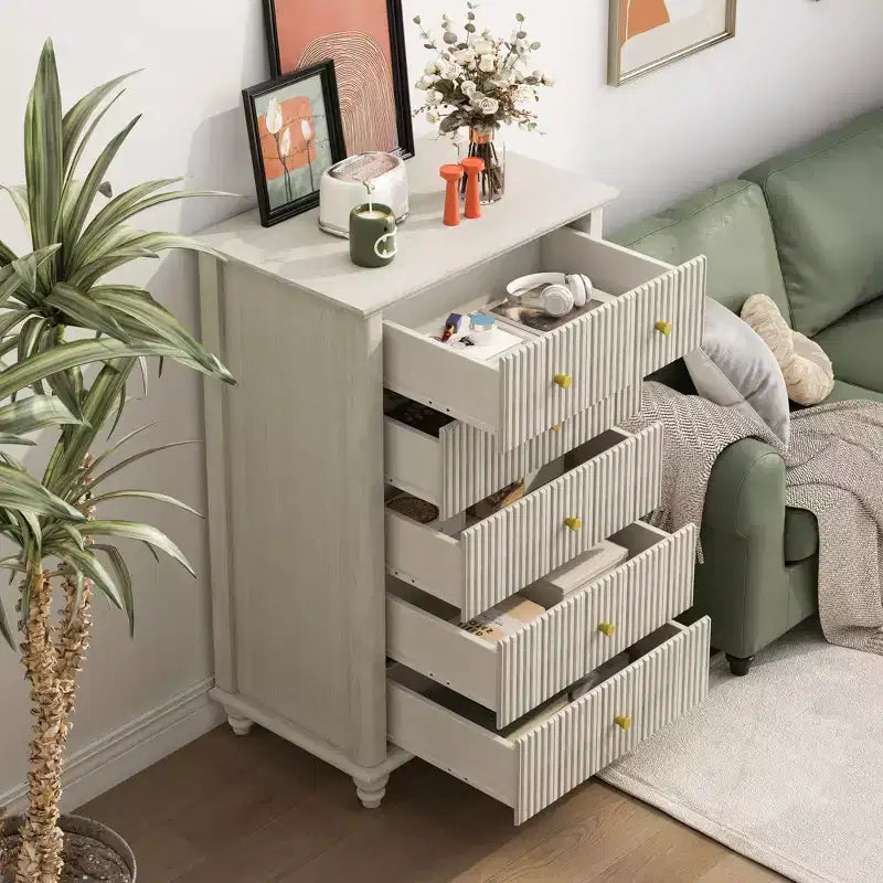 Comò alti in stile moderno Okak con cassetti scanalati, cassettiera per camera da letto, ingresso, organizer in legno con maniglia in metallo