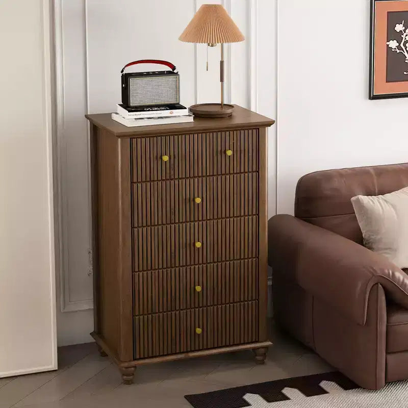 Comò alti in stile moderno Okak con cassetti scanalati, cassettiera per camera da letto, ingresso, organizer in legno con maniglia in metallo