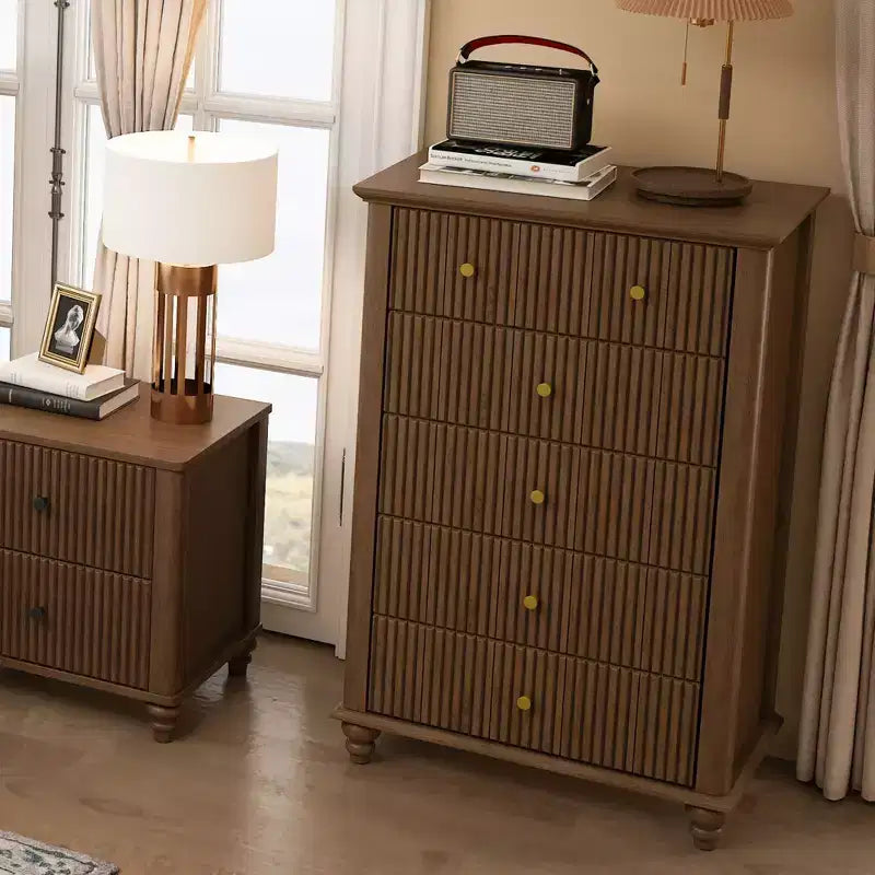 Comò alti in stile moderno Okak con cassetti scanalati, cassettiera per camera da letto, ingresso, organizer in legno con maniglia in metallo