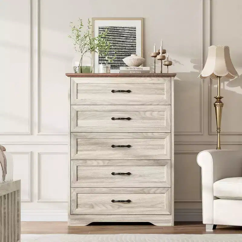 Cassettiera Farmhouse a 5 cassetti, Comò alto moderno con venatura del legno naturale e ampie maniglie in metallo, per camera da letto, soggiorno