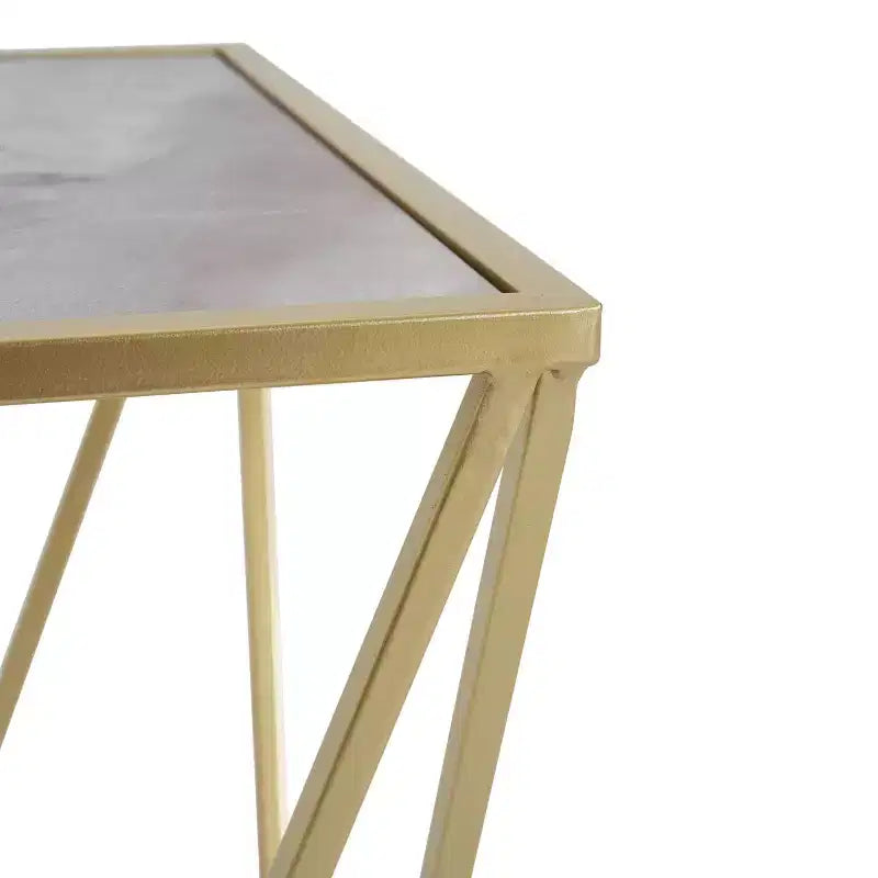 Tavolino Homy Casa con Struttura Geometrica in Ferro e Piano Effetto Marmo, Oro
