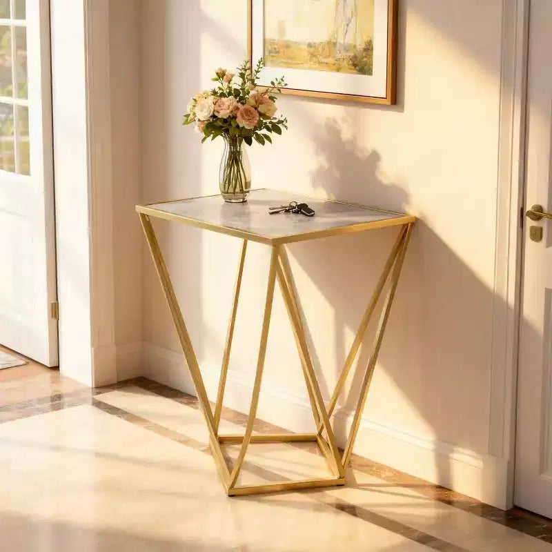 Tavolino Homy Casa con Struttura Geometrica in Ferro e Piano Effetto Marmo, Oro