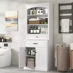 Mobiletto da bagno bianco con due ante, cassetti, ripiano regolabile e tre ripiani aperti. Costruzione durevole in MDF