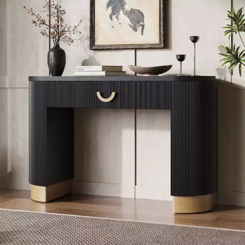 Consolle moderna Okak con design a coste verticali, tavolo da ingresso con 1 grande cassetto e maniglia in metallo, tavolo da divano per soggiorno, nero+oro