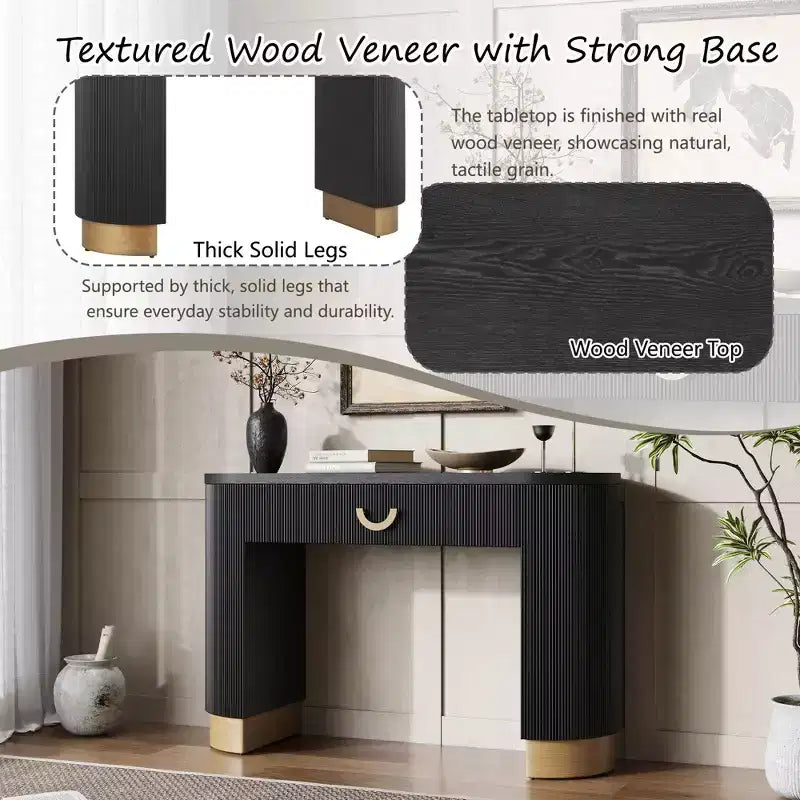 Consolle moderna Okak con design a coste verticali, tavolo da ingresso con 1 grande cassetto e maniglia in metallo, tavolo da divano per soggiorno, nero+oro