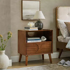 Comodini MAYEERTY Mid Century Modern scanalati con stazione di ricarica, gambe in legno massello con spazio aperto e cassettiera, Noce, per camera da letto