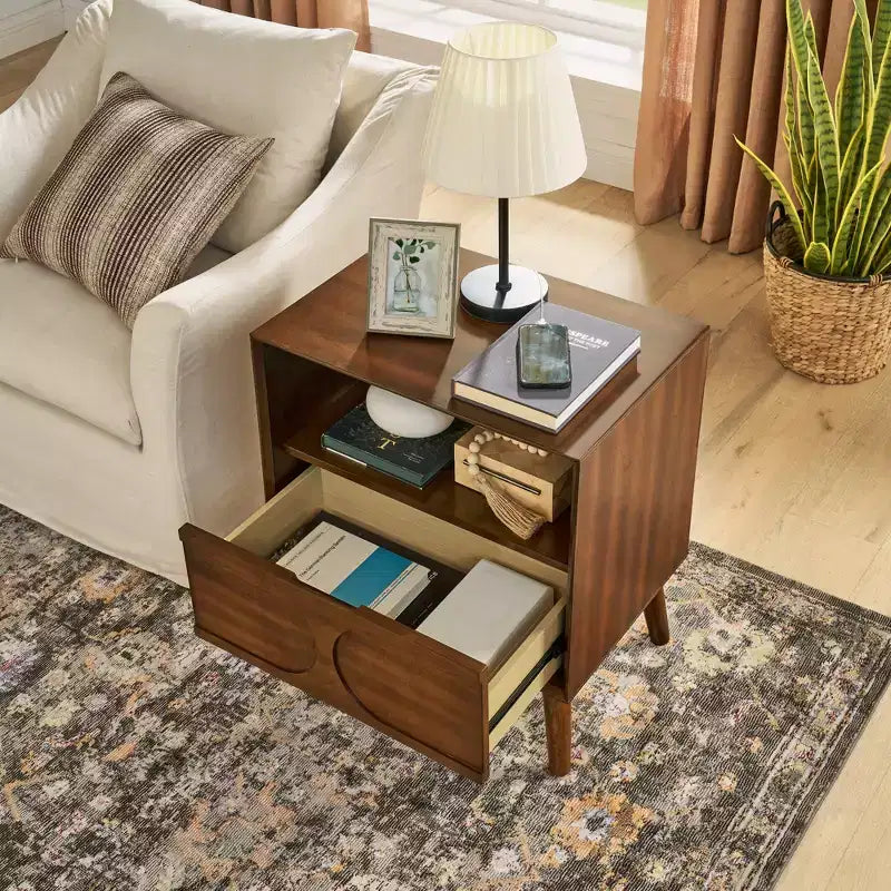 Comodini MAYEERTY Mid Century Modern scanalati con stazione di ricarica, gambe in legno massello con spazio aperto e cassettiera, Noce, per camera da letto