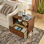 Comodini MAYEERTY Mid Century Modern scanalati con stazione di ricarica, gambe in legno massello con spazio aperto e cassettiera, Noce, per camera da letto
