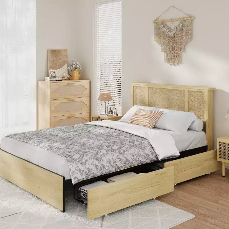 Struttura letto matrimoniale con testiera in rattan bohémien, base a doghe in legno e supporto del telaio in metallo, costruzione robusta e silenziosa, facile da montare.
