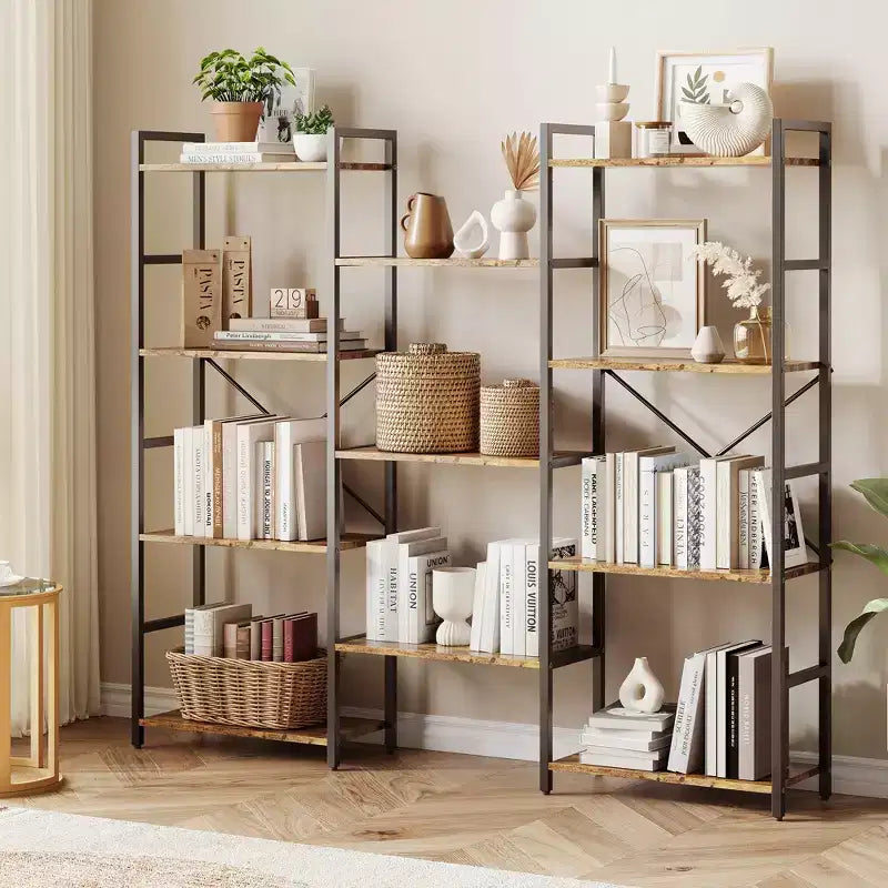 Libreria in stile industriale con ripiani regolabili e livelli a giorno, adatta per soggiorni, case e uffici