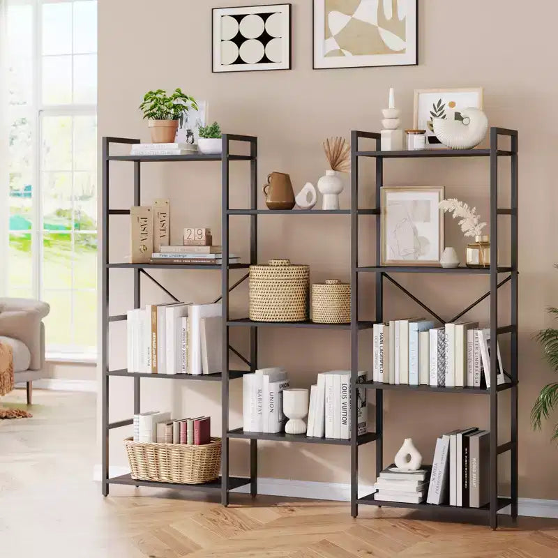 Libreria in stile industriale con ripiani regolabili e livelli a giorno, adatta per soggiorni, case e uffici