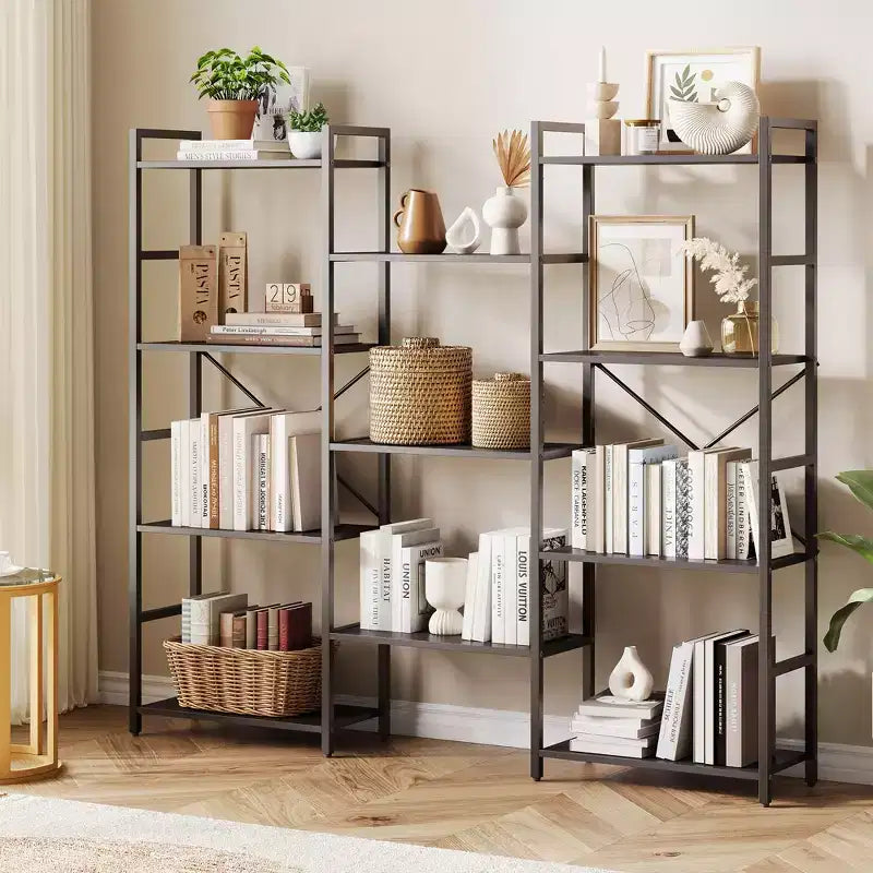 Libreria in stile industriale con ripiani regolabili e livelli a giorno, adatta per soggiorni, case e uffici