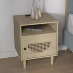 Comodino con Stazione di Ricarica, Tavolino con Anta Decorata in Rattan, per Camera da Letto, Soggiorno,