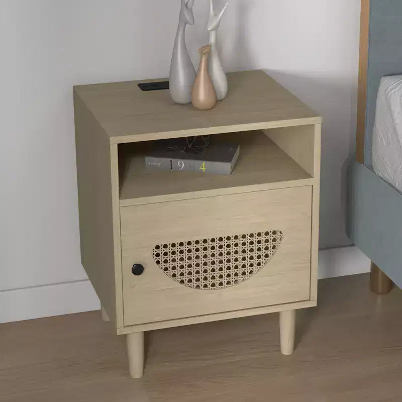 Comodino con Stazione di Ricarica, Tavolino con Anta Decorata in Rattan, per Camera da Letto, Soggiorno,