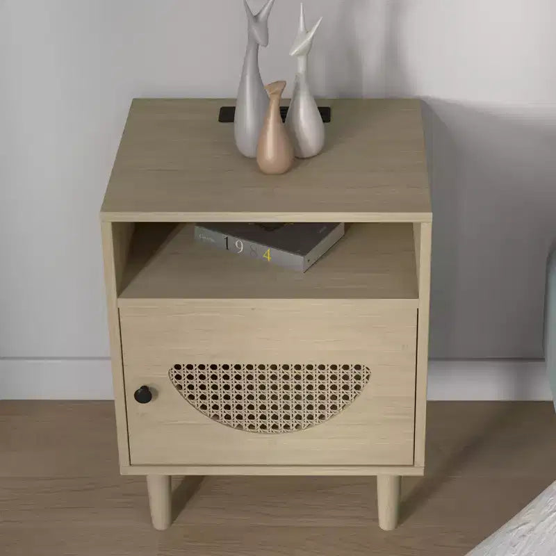 Comodino con Stazione di Ricarica, Tavolino con Anta Decorata in Rattan, per Camera da Letto, Soggiorno,