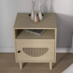 Comodino con Stazione di Ricarica, Tavolino con Anta Decorata in Rattan, per Camera da Letto, Soggiorno,