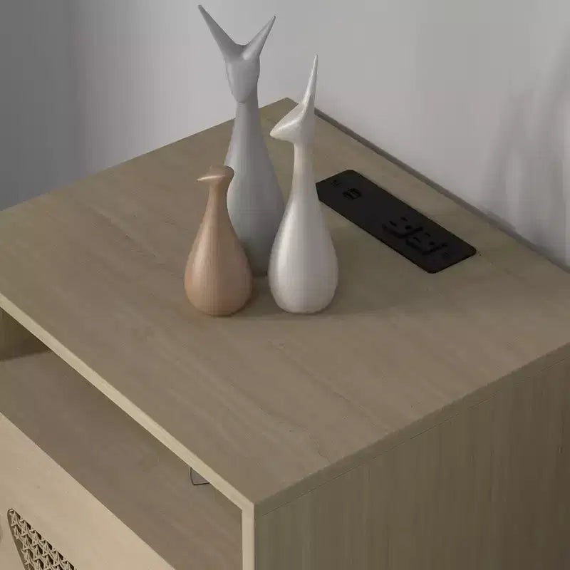 Comodino con Stazione di Ricarica, Tavolino con Anta Decorata in Rattan, per Camera da Letto, Soggiorno,