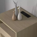 Comodino con Stazione di Ricarica, Tavolino con Anta Decorata in Rattan, per Camera da Letto, Soggiorno,