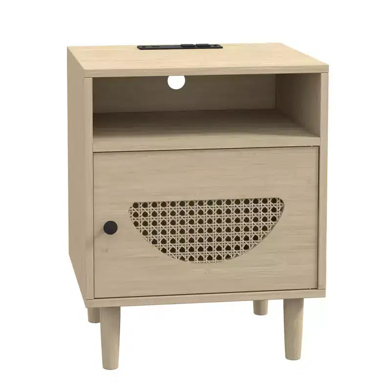 Comodino con Stazione di Ricarica, Tavolino con Anta Decorata in Rattan, per Camera da Letto, Soggiorno,