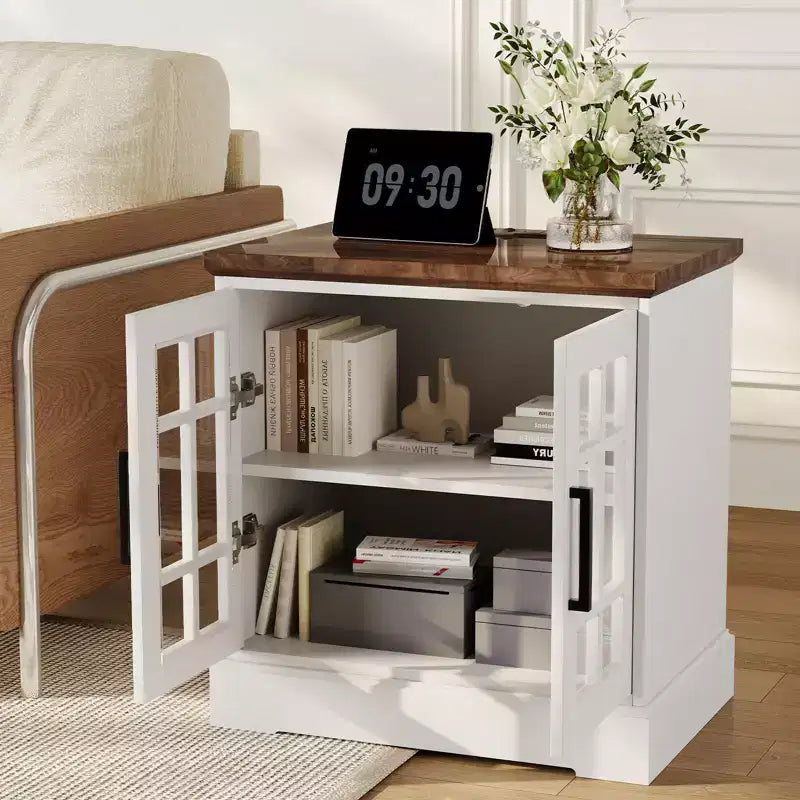 Comodino da Fattoria Grande 24" con Stazione di Ricarica - 2 prese CA e 2 USB, Tavolini da Salotto con Contenitore e Ripiano Regolabile, Tavolino Laterale Bianco