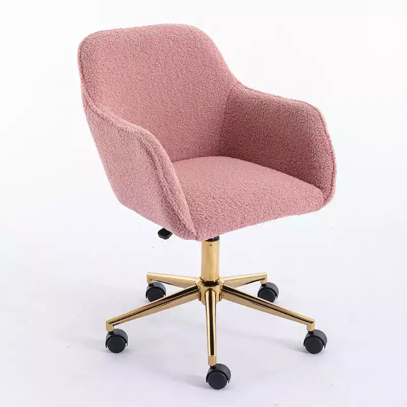 Questa sedia girevole da ufficio è regolabile in altezza, ha le ruote, le gambe placcate in oro e la base cromata.