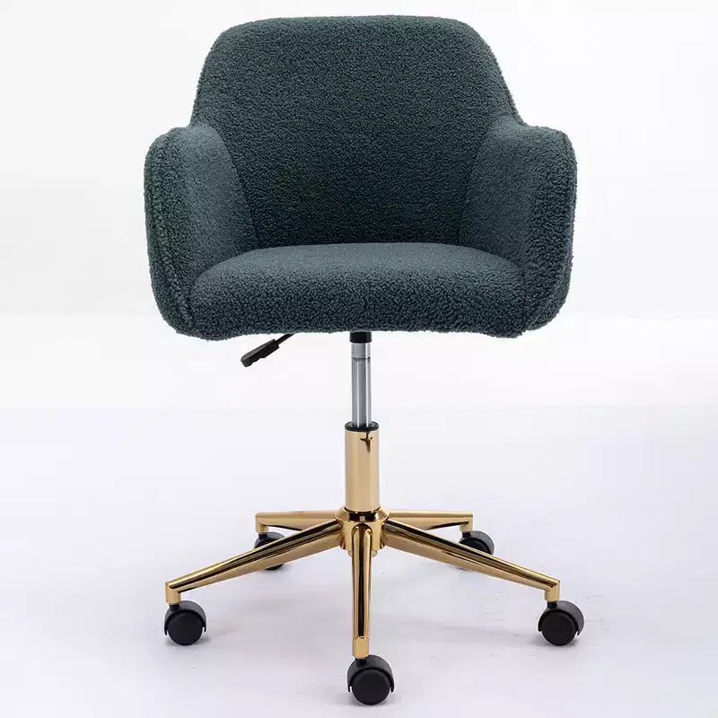 Questa sedia girevole da ufficio è regolabile in altezza, ha le ruote, le gambe placcate in oro e la base cromata.