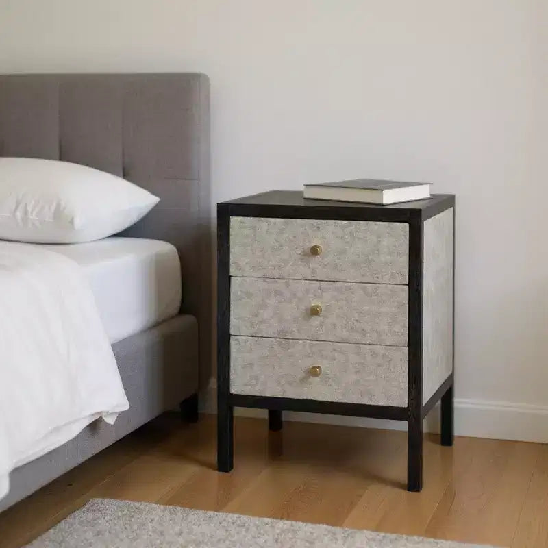 HomeRoots Comodino a tre cassetti in legno massello grigio e nero e finta pelle di squalo, 24"