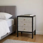 HomeRoots Comodino a tre cassetti in legno massello grigio e nero e finta pelle di squalo, 24"