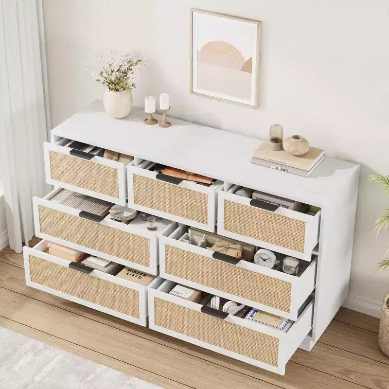 Comodino in Rattan a 7 Cassetti, 140cm Largo, Bianco 7 Cassetti con Maniglie in Metallo e Base Robusta in Legno per Camera da Letto, Soggiorno, Cameretta, Armadio