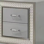 Comodino Royal Hampton con 2 cassetti, modanatura a scaglie, legno grigio metallizzato
