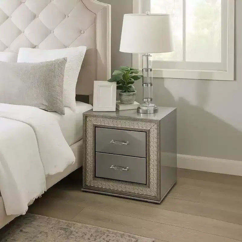 Comodino Royal Hampton con 2 cassetti, modanatura a scaglie, legno grigio metallizzato