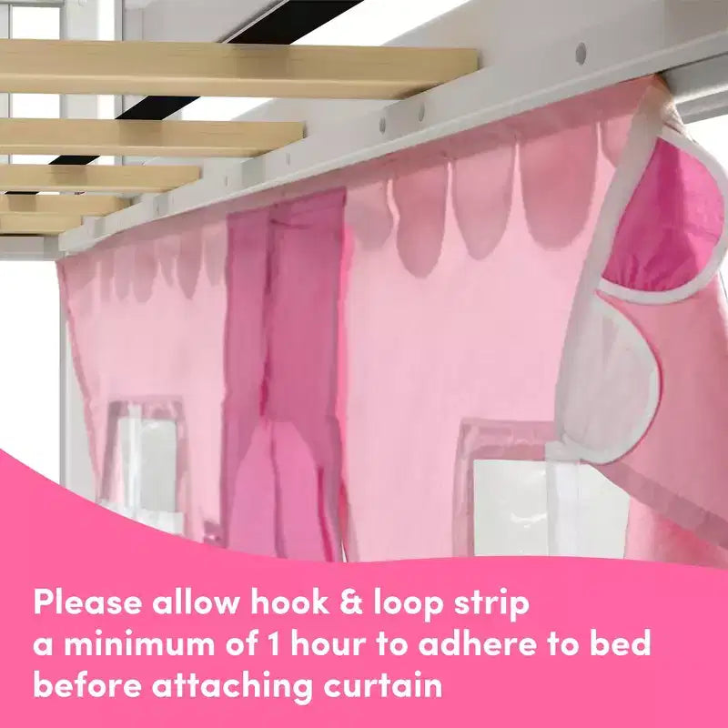 Letto a soppalco basso singolo con scivolo facile e tenda a casetta rosa chiaro e bianca