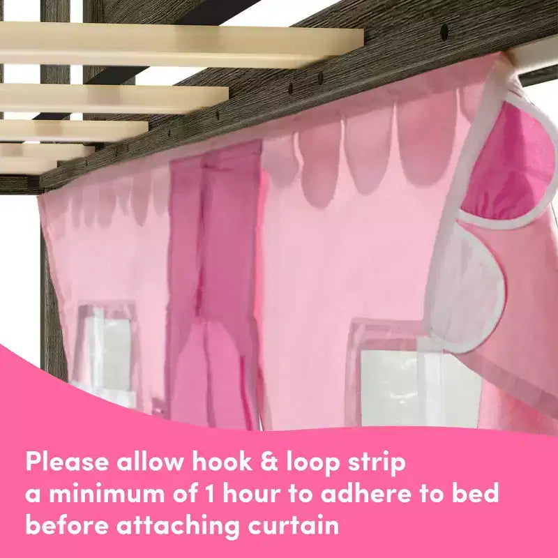 Letto a soppalco basso singolo con scivolo facile e tenda a casetta rosa chiaro e bianca