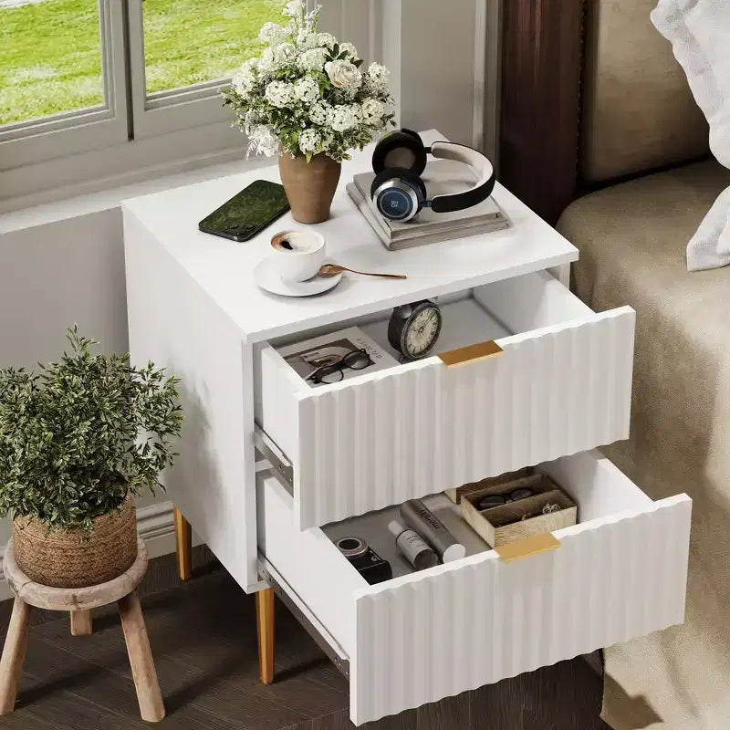 COZONY Comodino Moderno con Scanalature e Stazione di Ricarica, Tavolino da Notte a 2 Cassetti con Porte USB per Camera da Letto e Appartamento